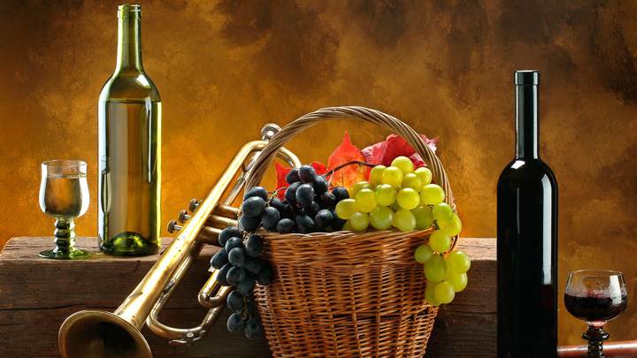 Wine Bottle N Grapes Basket
